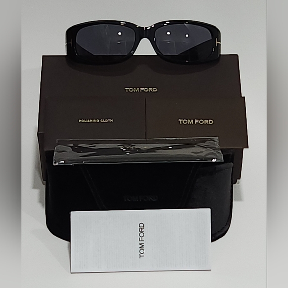 TOM FORDFT1064, Unisex Sunglasses - Picture 14 of 15